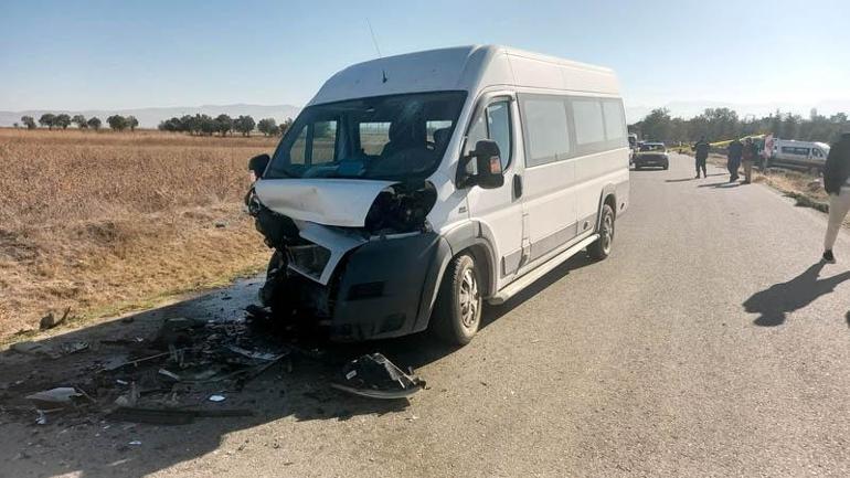 Otomobille okul servis minibüsü çarpıştı: 4 ölü, 1 yaralı