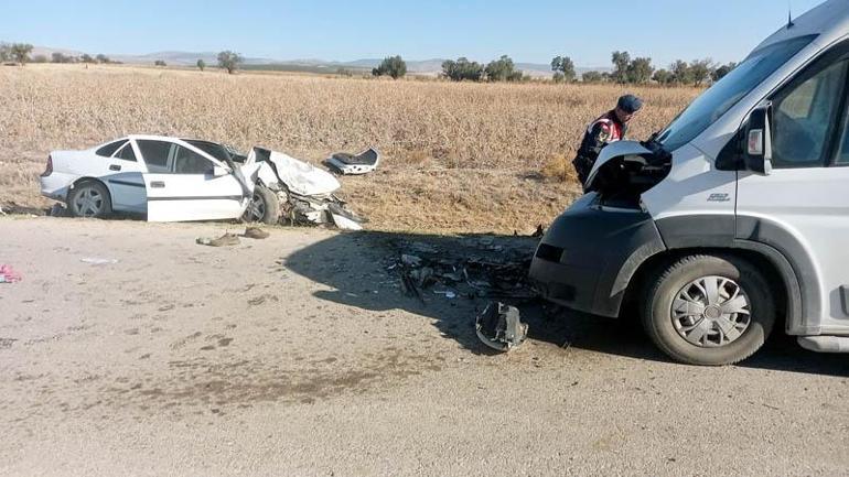 Otomobille okul servis minibüsü çarpıştı: 4 ölü, 1 yaralı