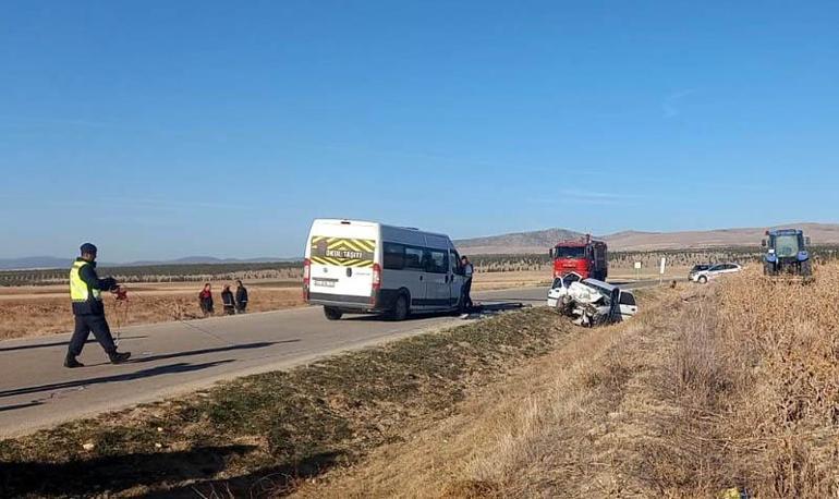 Otomobille okul servis minibüsü çarpıştı: 4 ölü, 1 yaralı