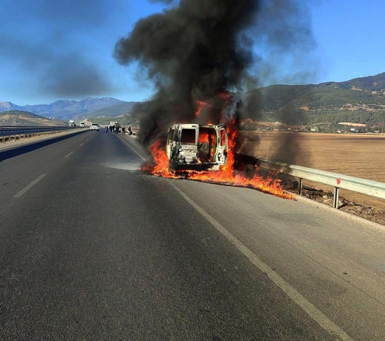 Gaziantep’te, seyir halindeyken alev alan araç yandı