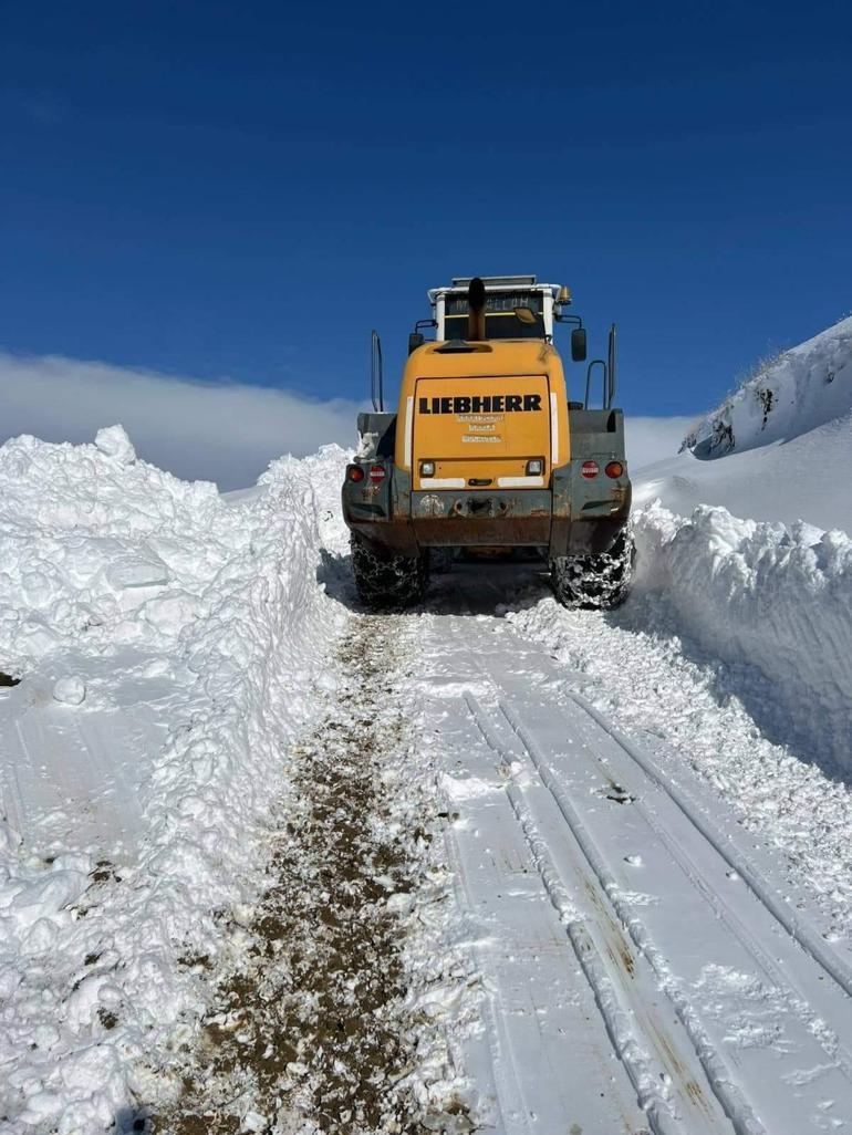 Hakkaride üs bölgesi yolunda kar kalınlığı 1 metreye ulaştı; ekipler çalışma başlattı