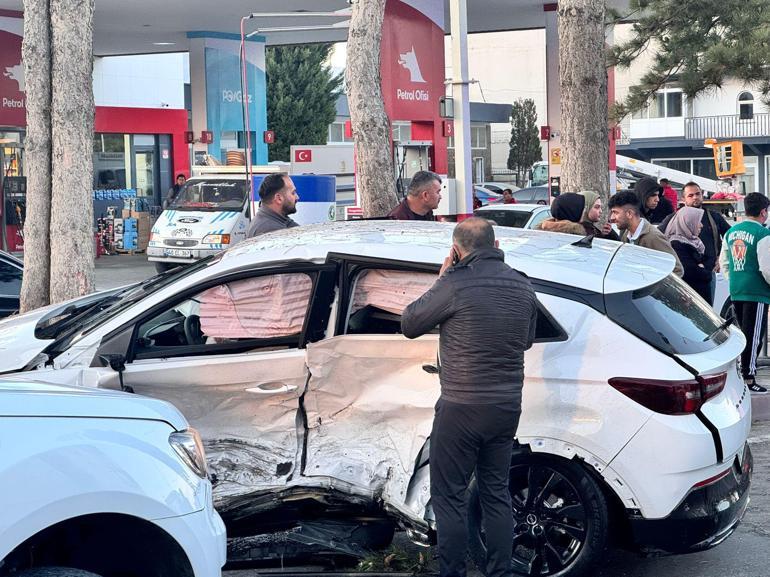 Aksarayda 2 otomobilin çarpışması kamerada; 1 ölü, 2 yaralı