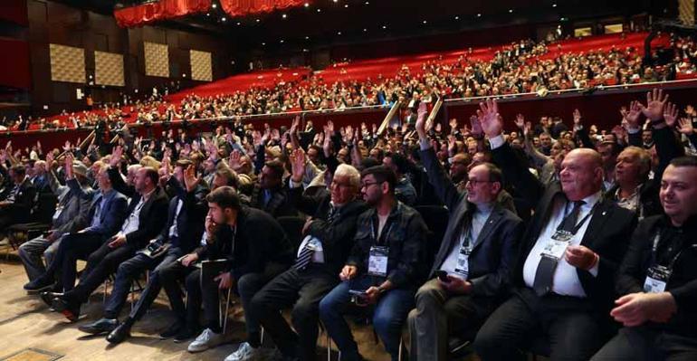 Beşiktaş İdari ve Mali Genel Kurulu, kavgalarla başladı