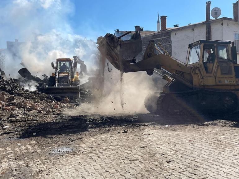 Konyada sobadan çıkan yangın, bitişikteki evlere de sıçradı