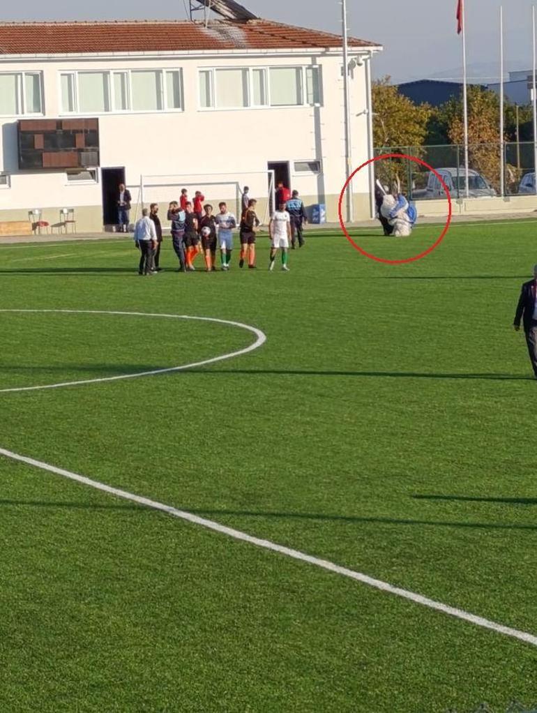 Evinin yakınındaki futbol sahasına paraşütle indi