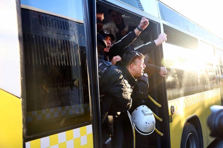 Beşiktaş taraftarı tezahüratlar eşliğinde RAMS Parka ulaştı