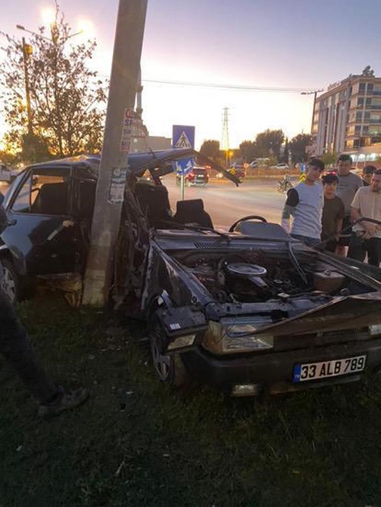 Aydınlatma direğine çarpan otomobil, ikiye bölündü: 1 yaralı