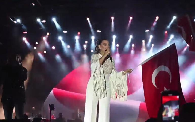 Ankarada Cumhuriyet Bayramı etkinliğinde Ebru Gündeş konser verdi