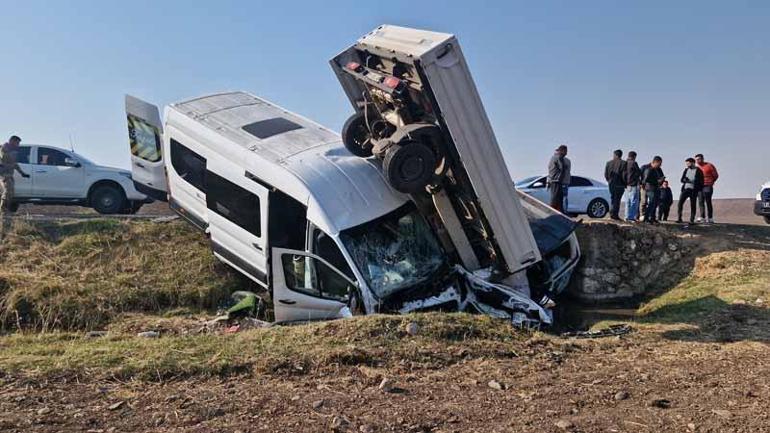 Diyarbakır’da zincirleme kaza; 15i öğretmen, 17 yaralı