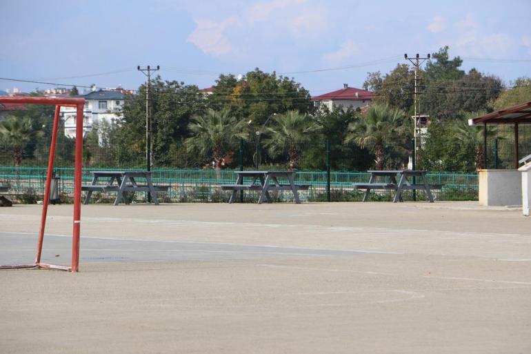 Öğrenciler otururken banka yorgun mermi isabet etti