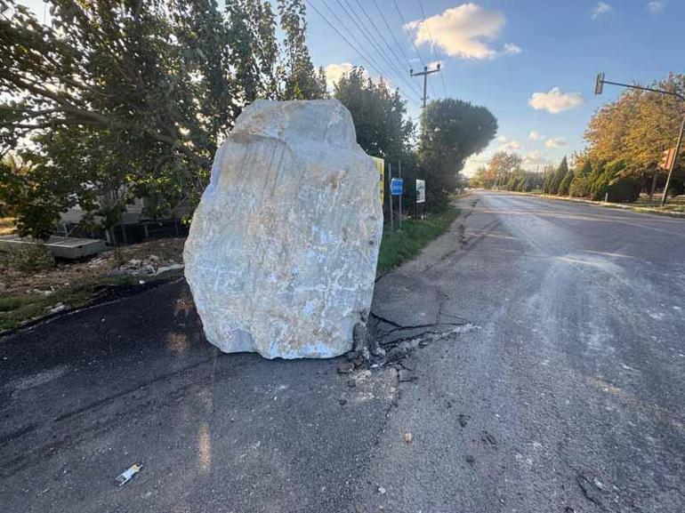 Seyir halindeki TIRdan 12 ton ağırlığındaki mermer blok, yola düştü