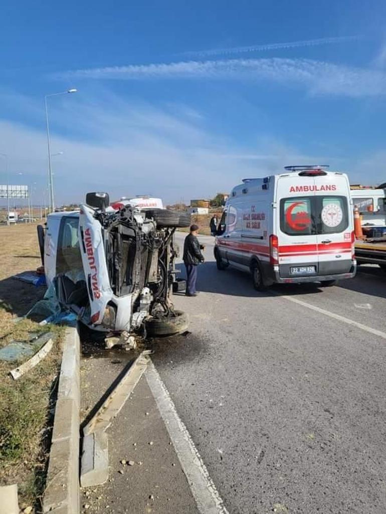 Hasta taşıyan ambulansla otomobil çarpıştı: 3ü sağlık çalışanı, 7 yaralı