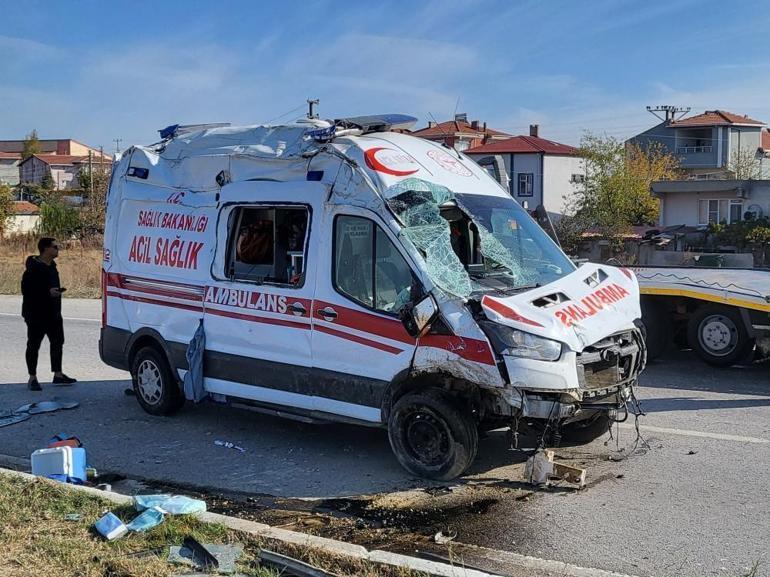 Hasta taşıyan ambulansla otomobil çarpıştı: 3ü sağlık çalışanı, 7 yaralı