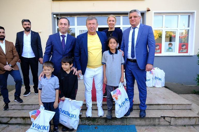 Kırsal mahalledeki okulları ziyaret eden Tanju Çolak’a öğrencilerden yoğun ilgi