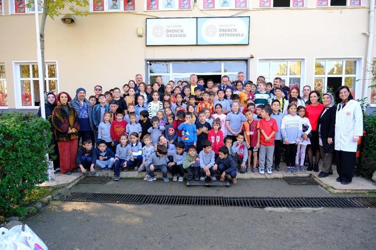 Kırsal mahalledeki okulları ziyaret eden Tanju Çolak’a öğrencilerden yoğun ilgi