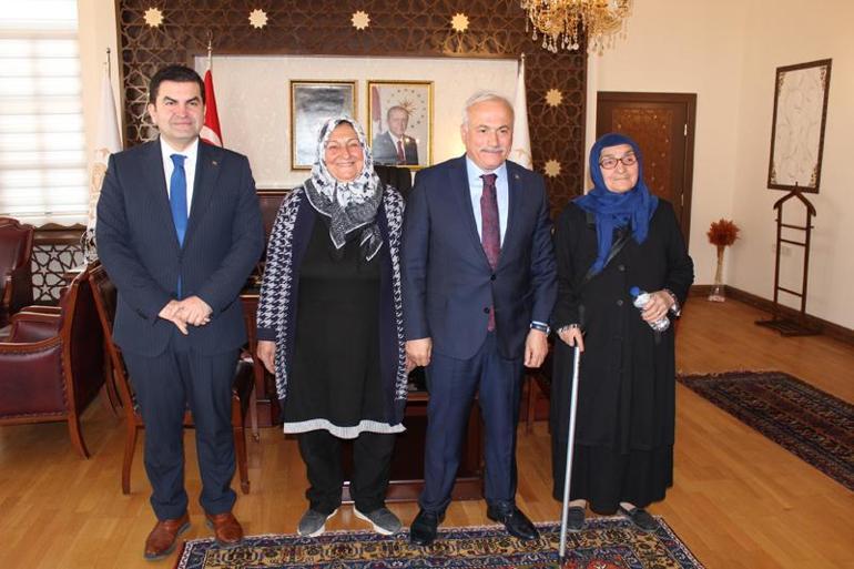 Aksaray Valisinden iş yeri önündeki bayrağı öpen bastonlu kadına hediye