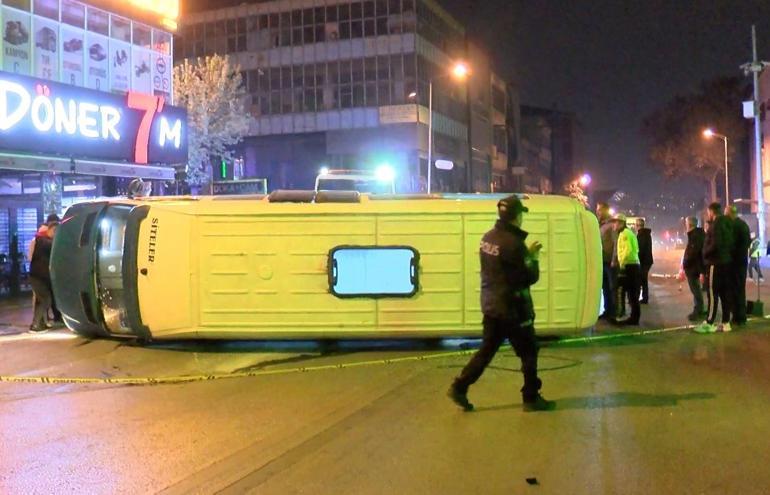 Ankarada otomobilin çarptığı yolcu minibüsü devrildi; 6 kişinin yaralandığı kaza kamerada