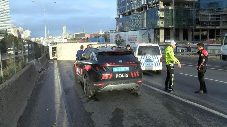 Kadıköyde et yüklü kamyonet devrildi: 1 yaralı