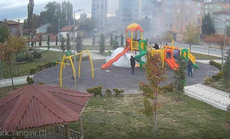 Parkta çocuklar oynarken oyun grubunu yaktı