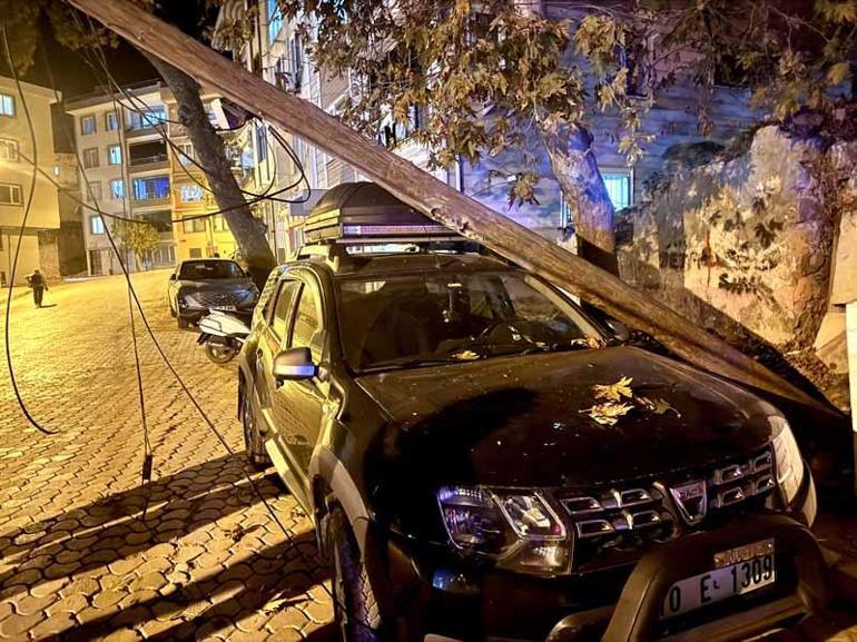 Kabloları çekicinin taşıdığı tekneye takılan direk, cipin üzerine düştü