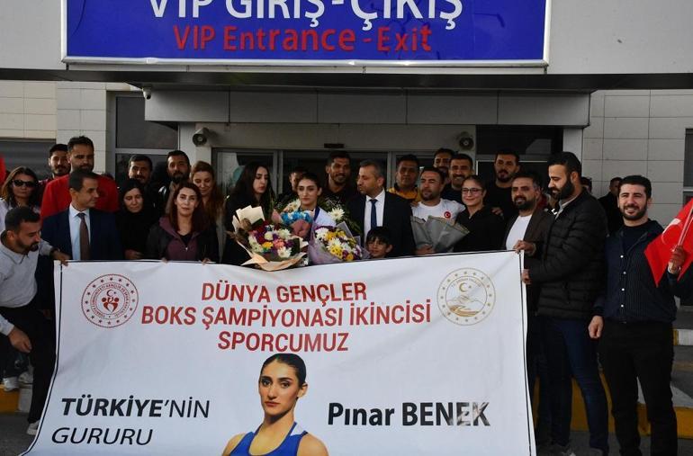 Dünya 2’ncisi milli boksör Pınar Benek’e Şırnakta görkemli karşılama