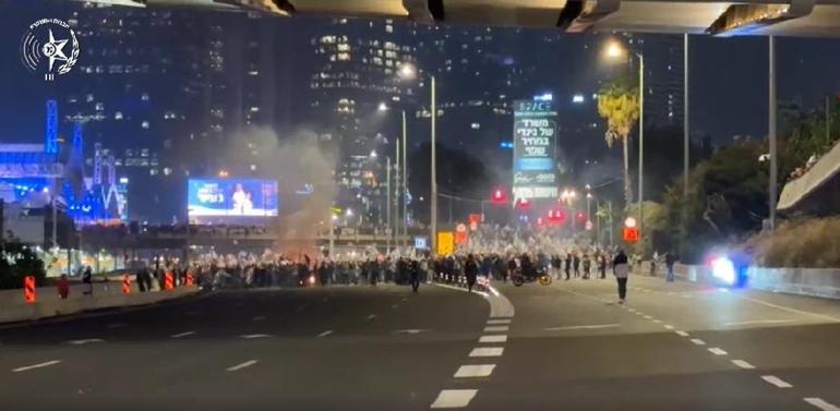 İsrail’de Savunma Bakanının görevden alınması protestolara yol açtı