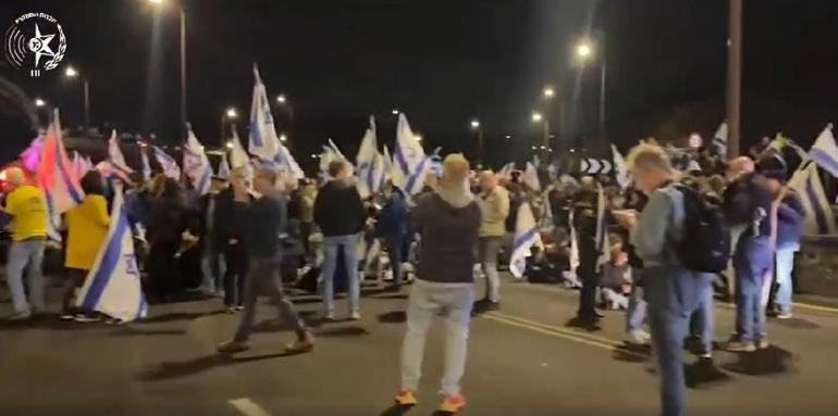 İsrail’de Savunma Bakanının görevden alınması protestolara yol açtı