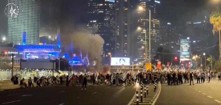 İsrail’de Savunma Bakanının görevden alınması protestolara yol açtı