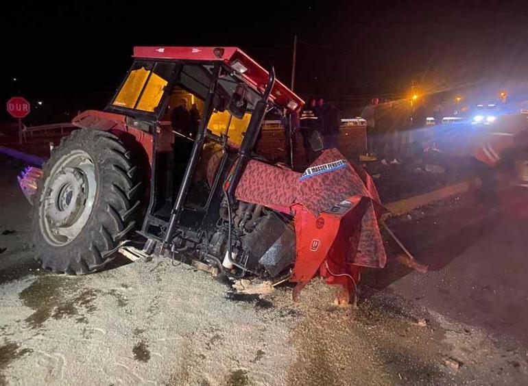 Tokatta otomobil traktöre çarptı: 5 yaralı