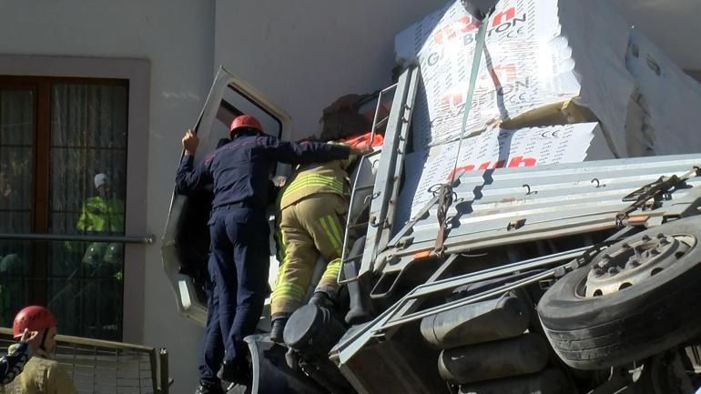 Kartalda gaz beton yüklü kamyon 2 katlı binaya girdi: 1 yaralı