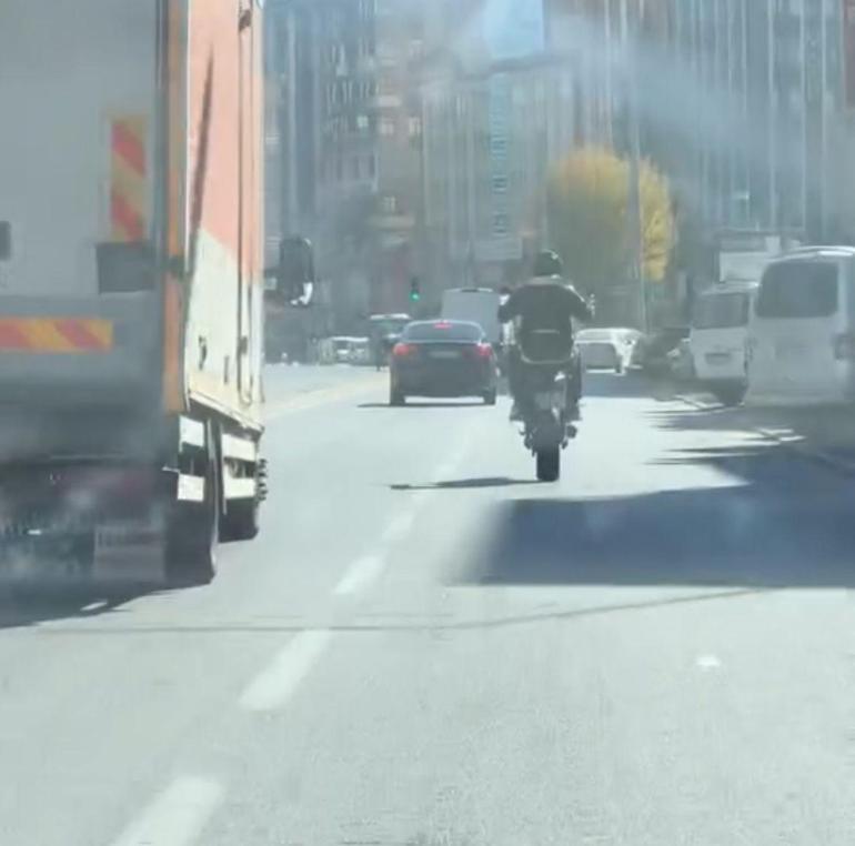 Trafikte motosikletiyle tehlikeli hareketler yapan sürücüye 7 bin TL ceza; o anlar kamerada