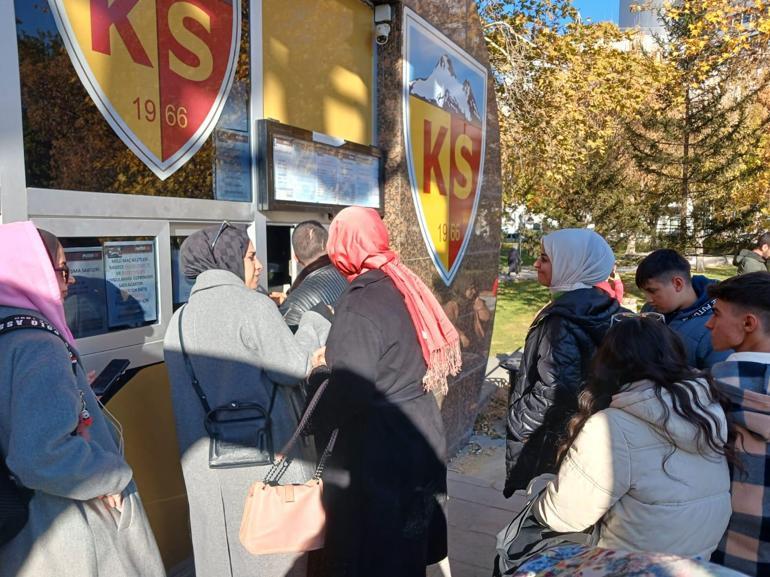 Türkiye-Galler maçının biletleri tükendi; taraftarlar kuyruktan ayrılmadı