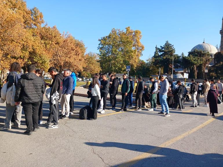 Türkiye-Galler maçının biletleri tükendi; taraftarlar kuyruktan ayrılmadı