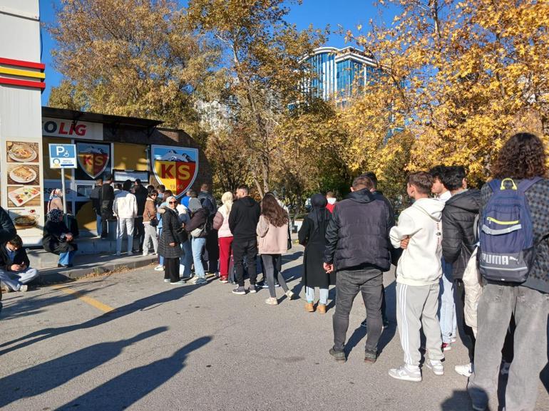 Türkiye-Galler maçının biletleri tükendi; taraftarlar kuyruktan ayrılmadı