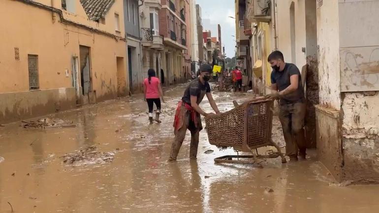 İspanyada sel felaketinin ardından binlerce kişi sokakları temizledi