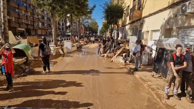 İspanyada sel felaketinin ardından binlerce kişi sokakları temizledi