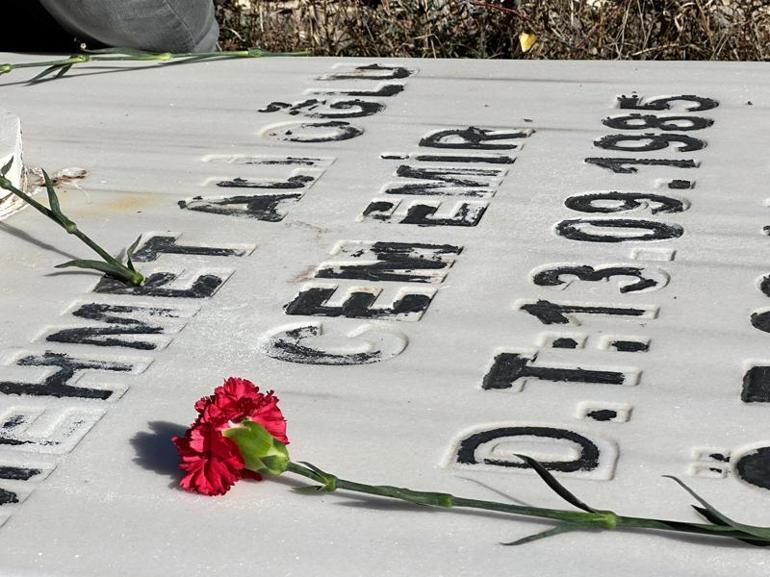 Depremde hayatını kaybeden DHA muhabiri Cem Emir, kabri başında anıldı