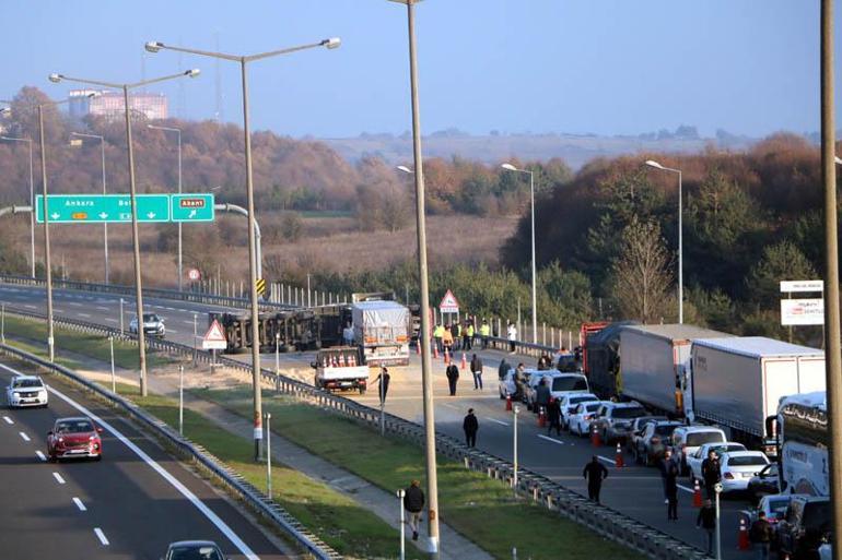 Anadolu Otoyolunda TIR devrildi; Ankara yönü yeniden ulaşıma açıldı