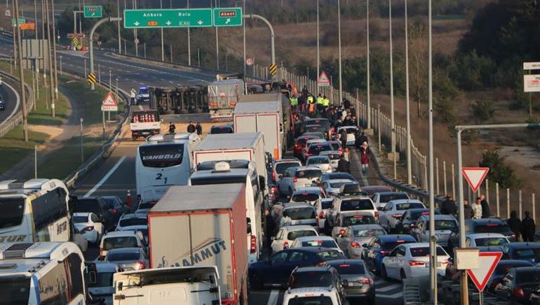 Anadolu Otoyolunda TIR devrildi; Ankara yönü yeniden ulaşıma açıldı