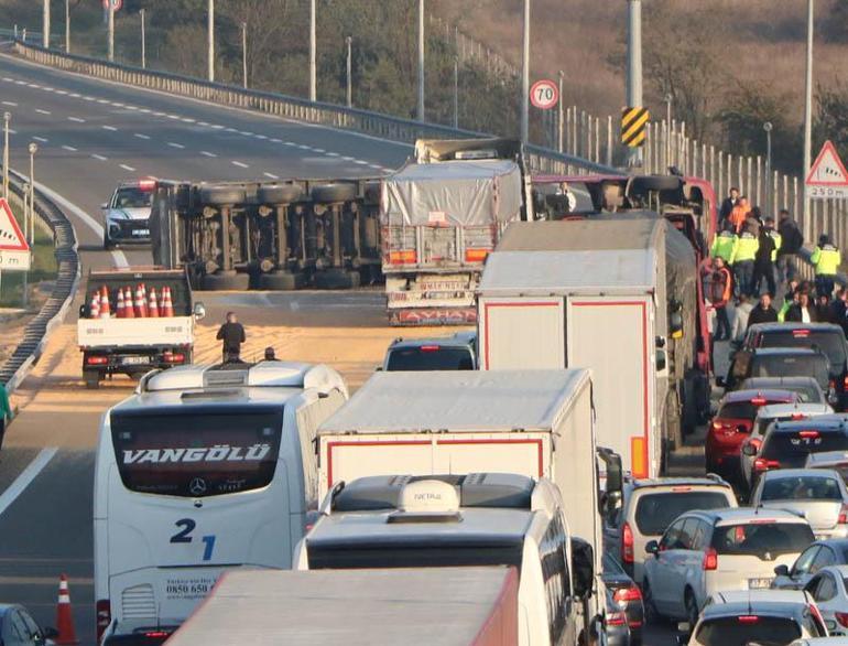 Anadolu Otoyolunda TIR devrildi; Ankara yönü yeniden ulaşıma açıldı