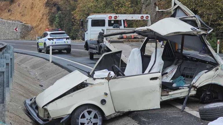 Kazada hurdaya dönen otomobilin sürücüsü hafif yaralandı