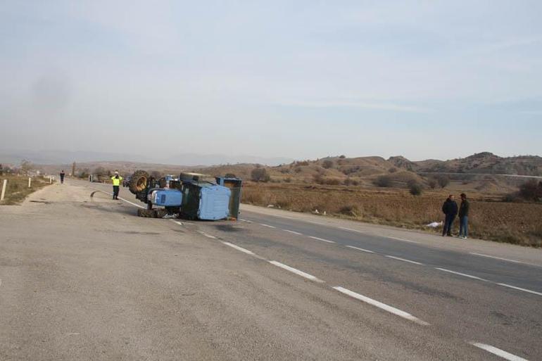 Çorumda işçi servisi ile traktör çarpıştı: 16 yaralı