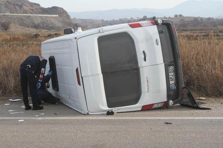 Çorumda işçi servisi ile traktör çarpıştı: 16 yaralı