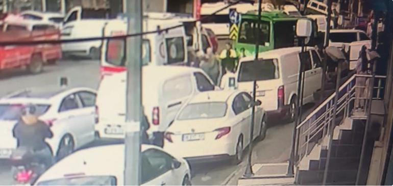 Kağıthanede minibüs park halindeki araca çarptı, 6 kişi yaralandı; o anlar kamerada