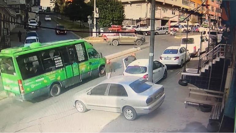 Kağıthanede minibüs park halindeki araca çarptı, 6 kişi yaralandı; o anlar kamerada