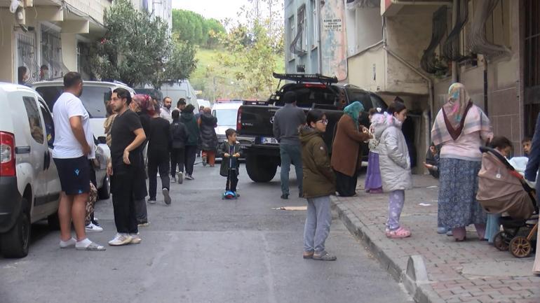 Esenlerde yola çıkan çocuğa çarpmamak için direksiyonu kırdı; apartmana çarptı