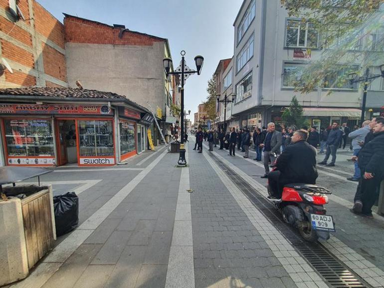 Çatıya konan akbabayı görüntülemek için yarıştılar