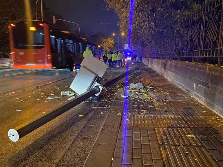 Ankarada minibüs, kırmızı ışıkta bekleyen 3 otomobil ve 1 motosiklete çarptı: 1 ölü, 1 yaralı