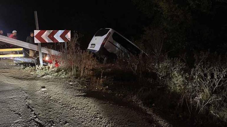 Bursada yoldan çıkan minibüs dere yatağına düştü