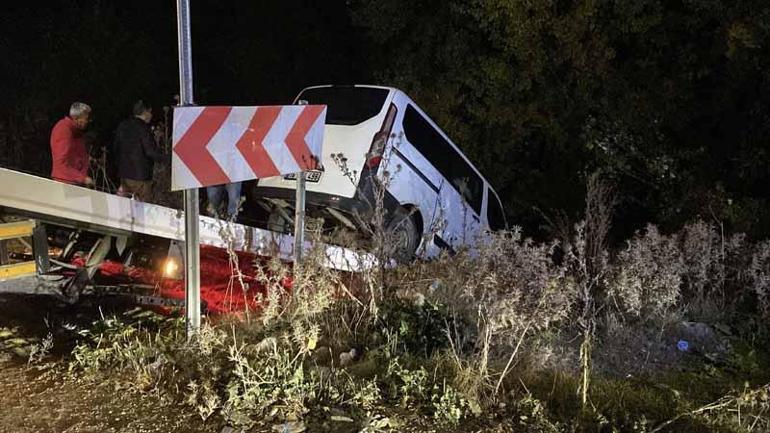 Bursada yoldan çıkan minibüs dere yatağına düştü